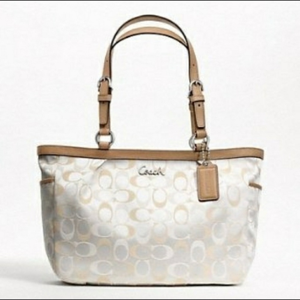 Coach Gallery 3 Color Signature Tote
F17676